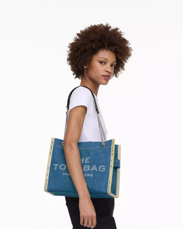 MJI_2F4HTT018H05_474_F8F8F8_4-5_ALT1 THE MARC JACOBS DENIM CHAIN MEDIUM TOTE BAG Light Wash