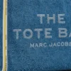 MJI_2F4HTT018H05_474_F8F8F8_4-5_ALT4 THE MARC JACOBS DENIM CHAIN MEDIUM TOTE BAG Light Wash