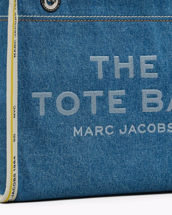 MJI_2F4HTT018H05_474_F8F8F8_4-5_ALT4 THE MARC JACOBS DENIM CHAIN MEDIUM TOTE BAG Light Wash