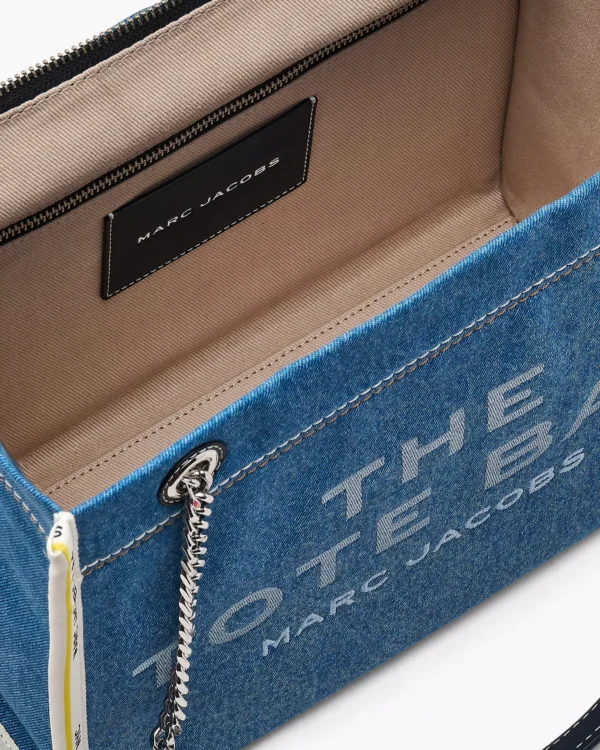 MJI_2F4HTT018H05_474_F8F8F8_4-5_ALT6 THE MARC JACOBS DENIM CHAIN MEDIUM TOTE BAG Light Wash