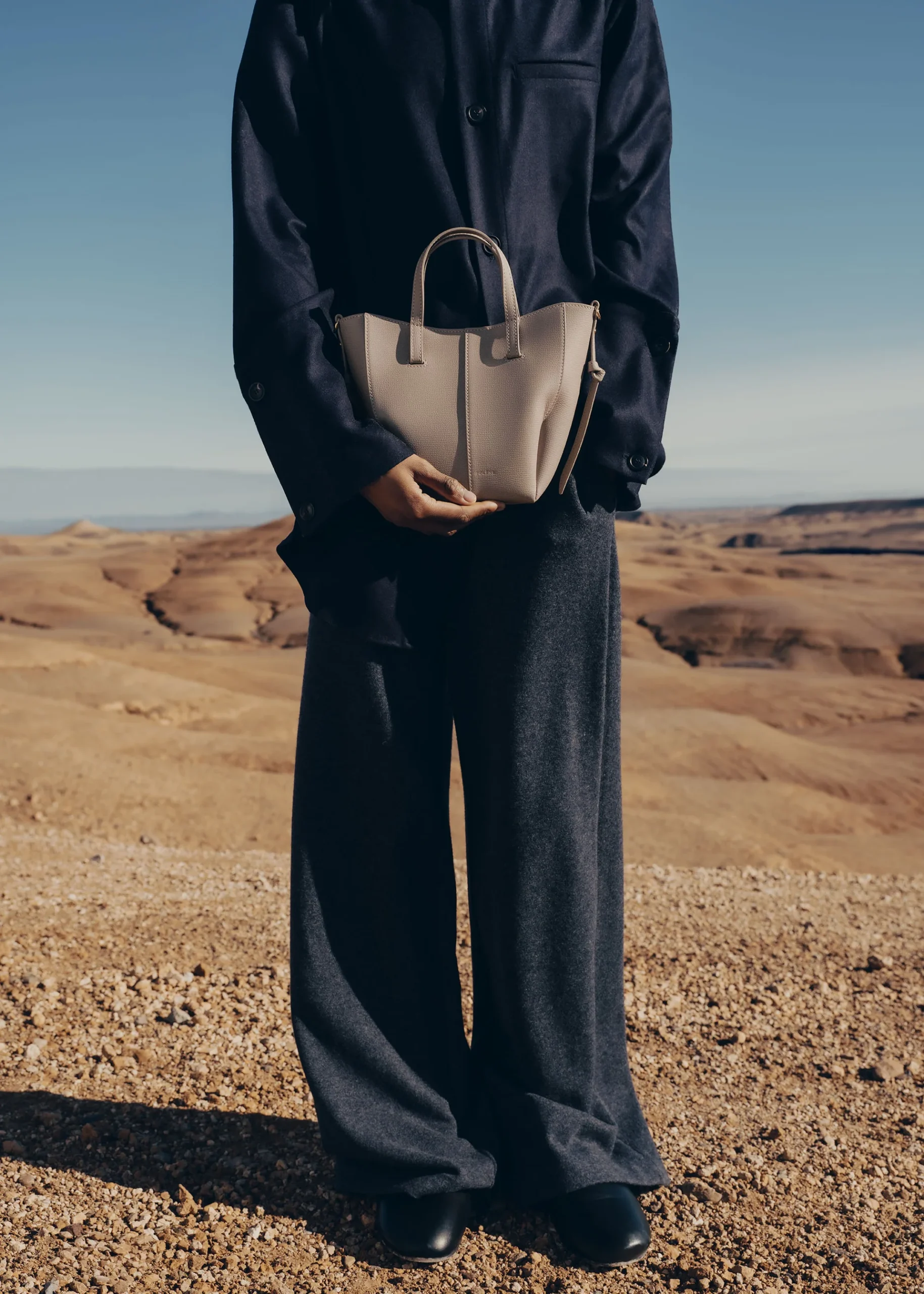 3_4568fad0-138c-48a4-a8b8-06b5c56117cf.jpg-scaled-1.webp Polene Cyme Tote Nano EDITION TEXTURED TAUPE
